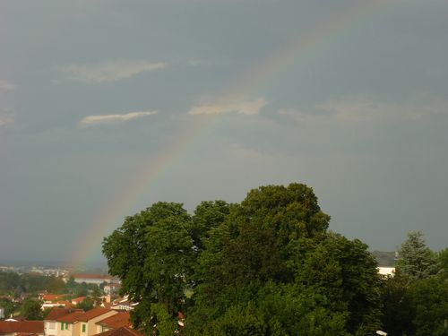 Arc en ciel au dessus de Clermont-Ferrand photographié de la rue de l'Oradou