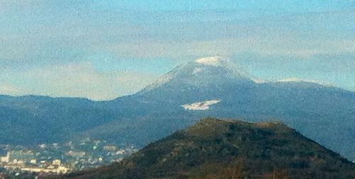 Aperçu lointain du Puy de Dôme enneigé