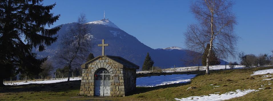 <span class='tit'>La chapelle Saint Aubin et la source de Chabana</span> <br /><span class='desc'> En partant de Manson en direction de Laschamps, on trouve sur la droite de la route un parking et un petit panneau signalant la Chapelle Saint Aubin....</span> La chapelle Saint Aubin et la source de Chabana