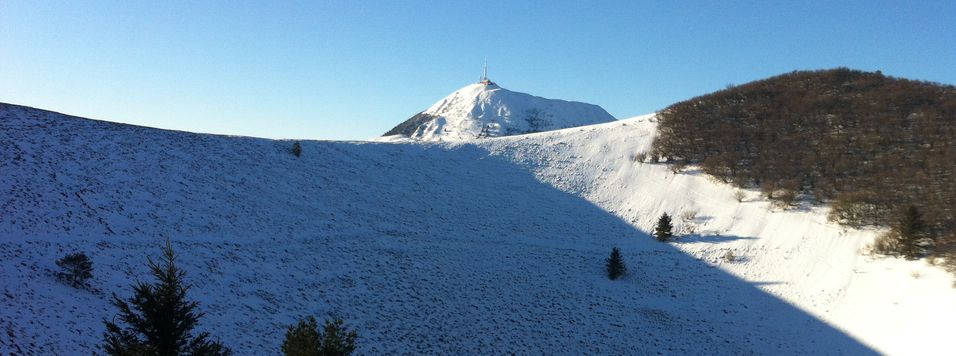 Le Pariou enneigé avec vue sur le Puy de Dôme