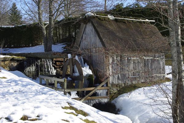 Le moulin de Murat Le Quaire pris dans la neige et la glace