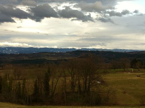 Les montagnes du Livradois enneigées apercues de Saint Jean des Ollières