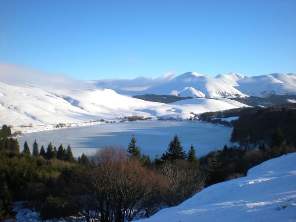 Le lac de Guéry entre neige et glace