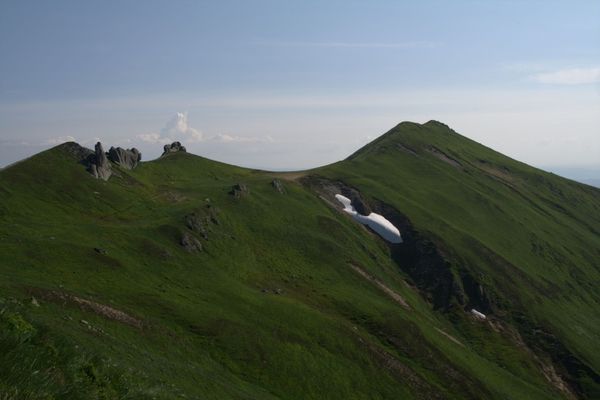 Névés et mouflons dans les Monts Dore