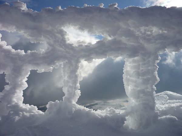 sommet du Puy de Dôme barrière neige glace givre  hiver