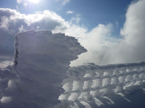 sommet du Puy de Dôme neige glace givre  hiver