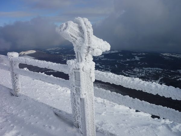 sommet du Puy de Dôme neige  longue vue glace givre  hiver