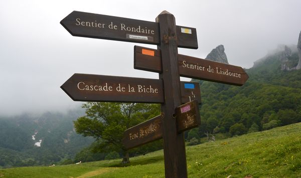 panneaux directionnels vallée de Chaudefour