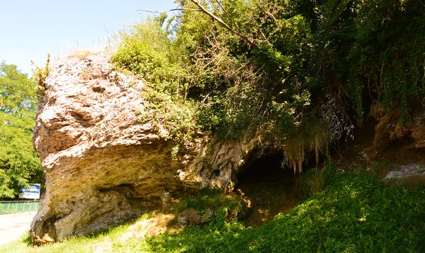 Grotte rocher source gîmeaux