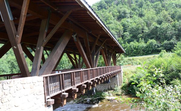La Dore et son pont en bois à Saint Gervais-sous-Meymont