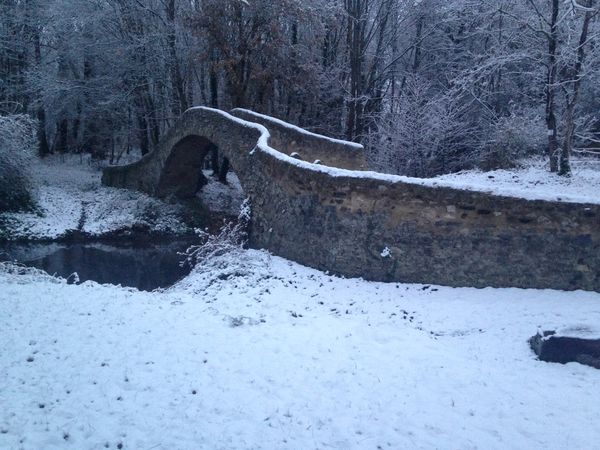 Le pont du Cheix sur Morge en hiver