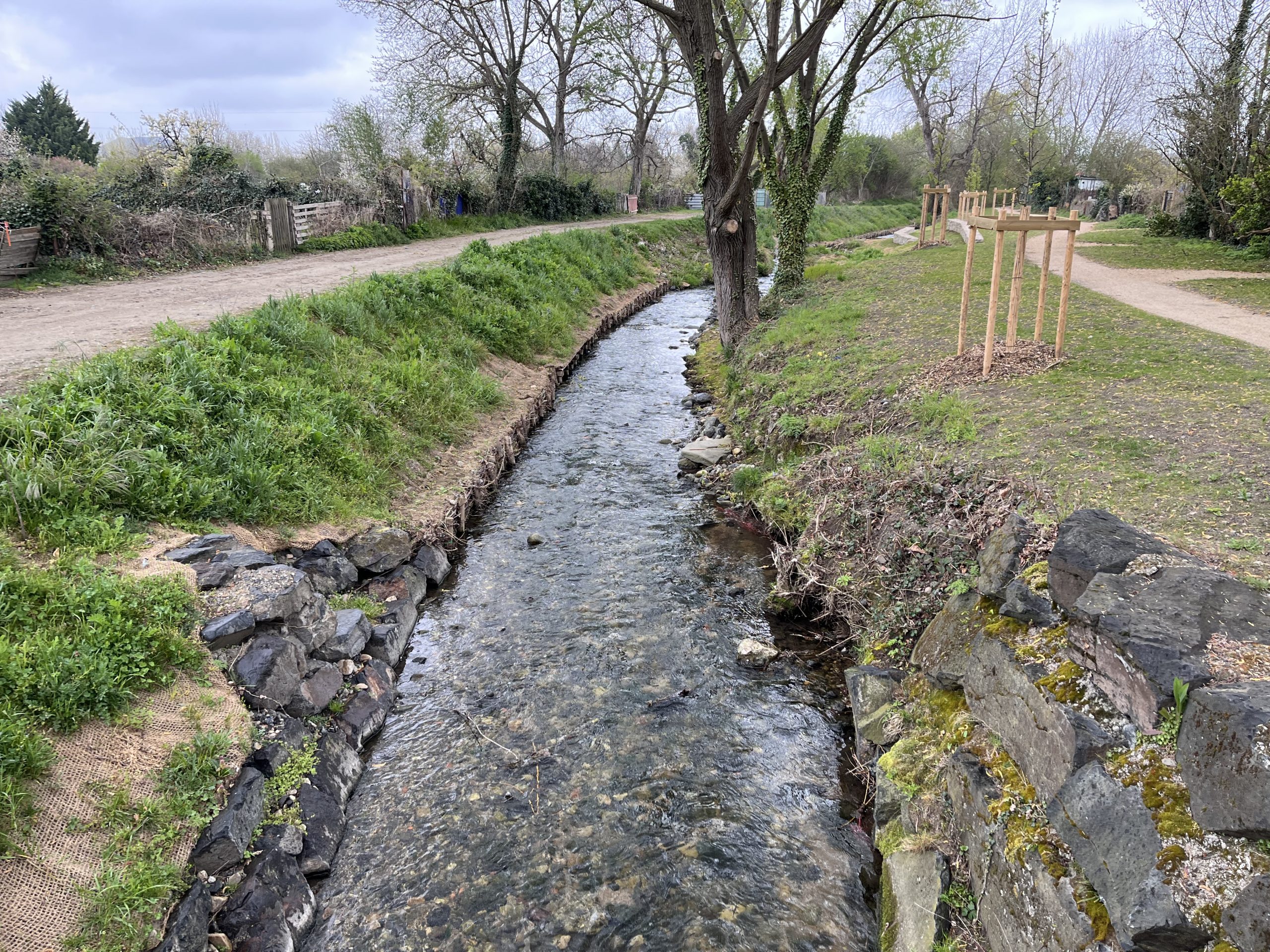 La promenade Amédée Cotte le long de l'Artière